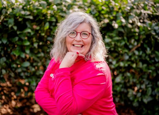 Anja lacht in die Kamera.